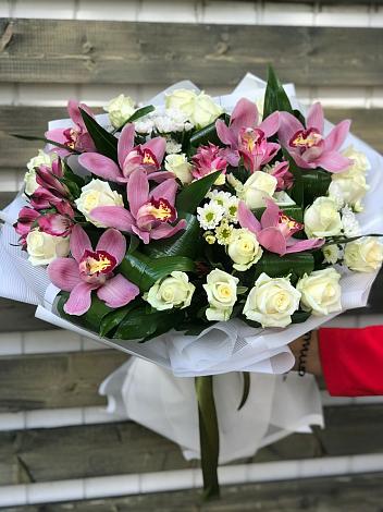 Букет цветов из: Розы и Хризантемы в Долаково