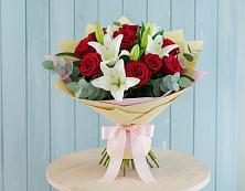 Букет цветов из:  Лилии и Розы в Долаково