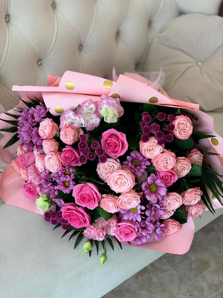 Букет цветов из: Хризантемы, Розы и Лизиантусы в Долаково