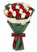 Букет Микс из красных и белых роз в Долаково