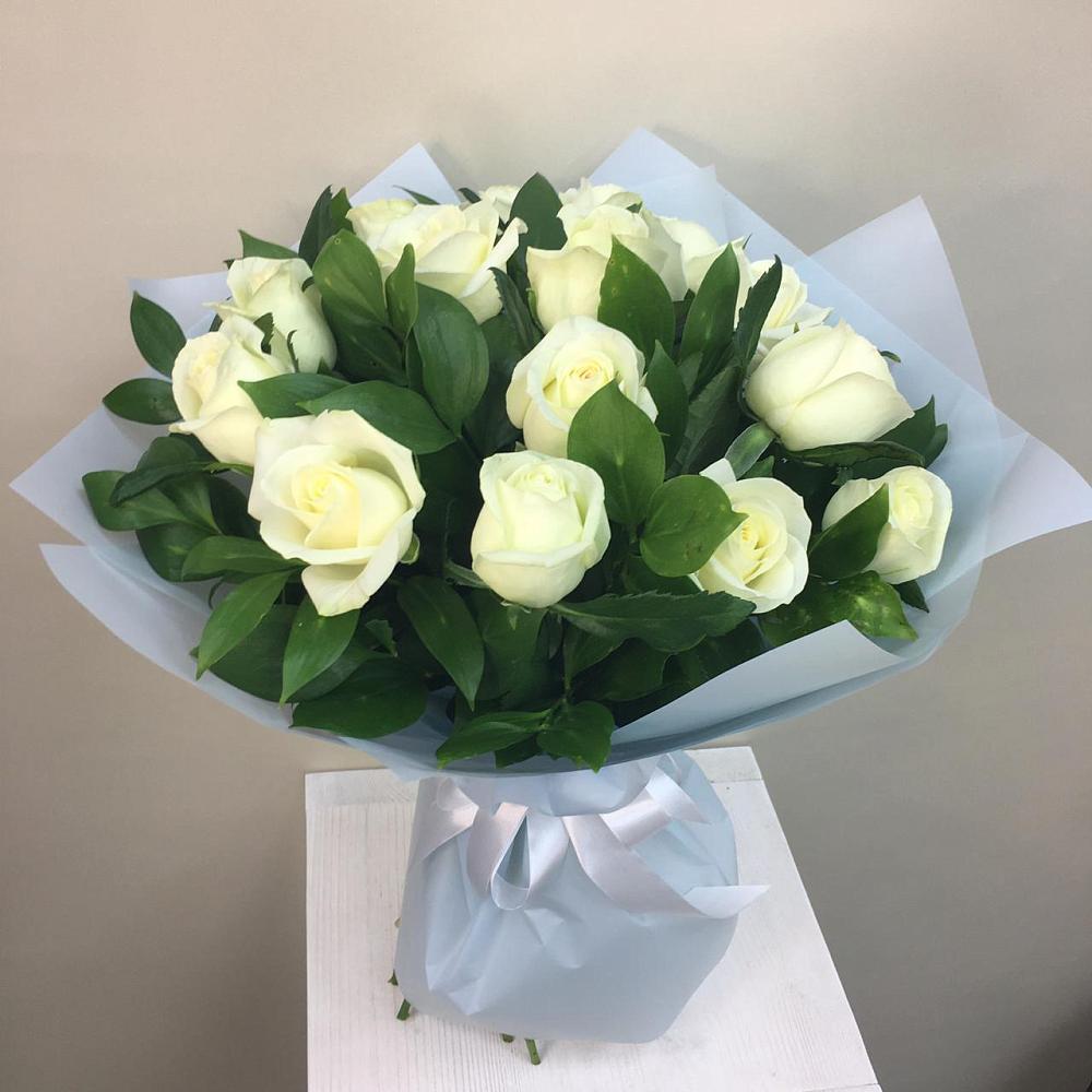 Букет 15 Белых роз Проуд в Долаково