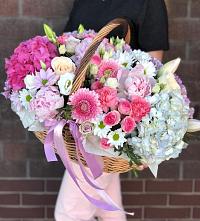 Композиция солнечный день в Долаково Цветочная композиция из Розы, Хризантемы, Пионы и Лизиантусы в корзине в Долаково