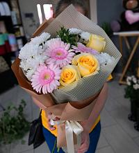 Букет цветов из:  Герберы, Розы и Хризантемы в Долаково