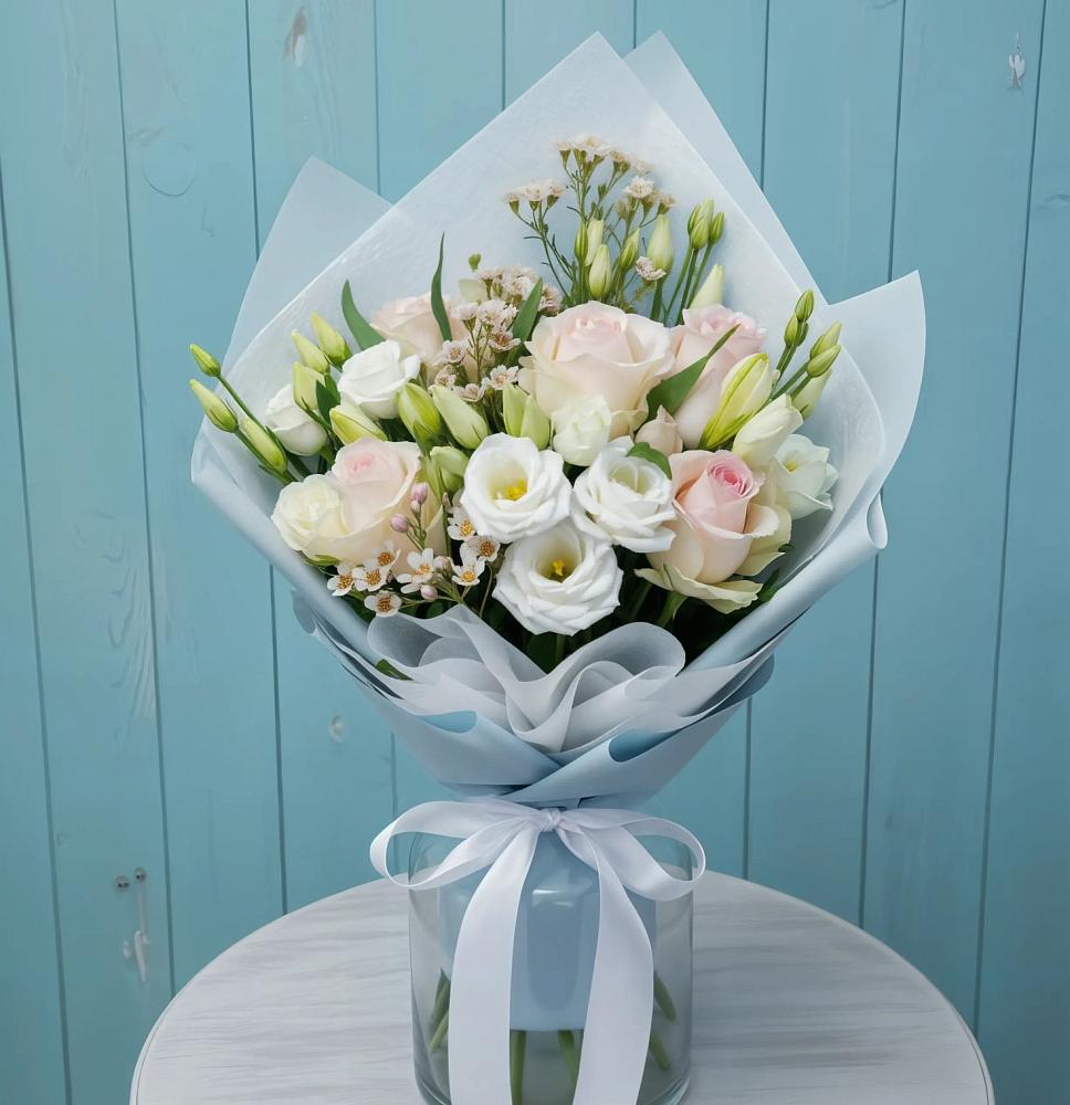 Букет цветов из: Розы и Лизиантусы в Долаково