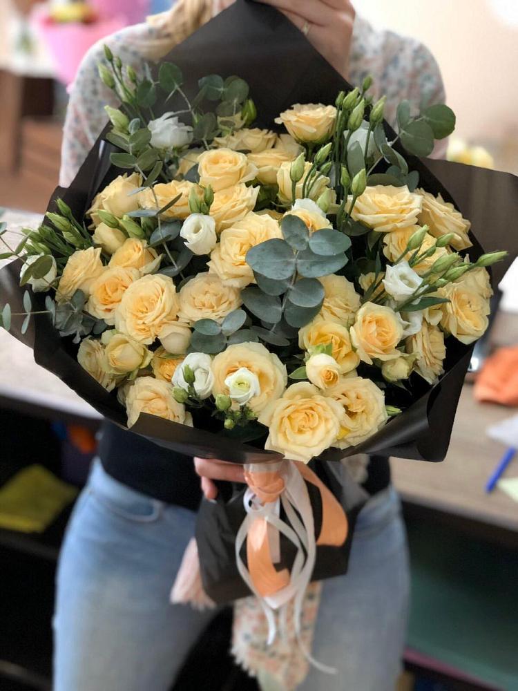 Букет цветов из: Розы и Лизиантусы в Долаково