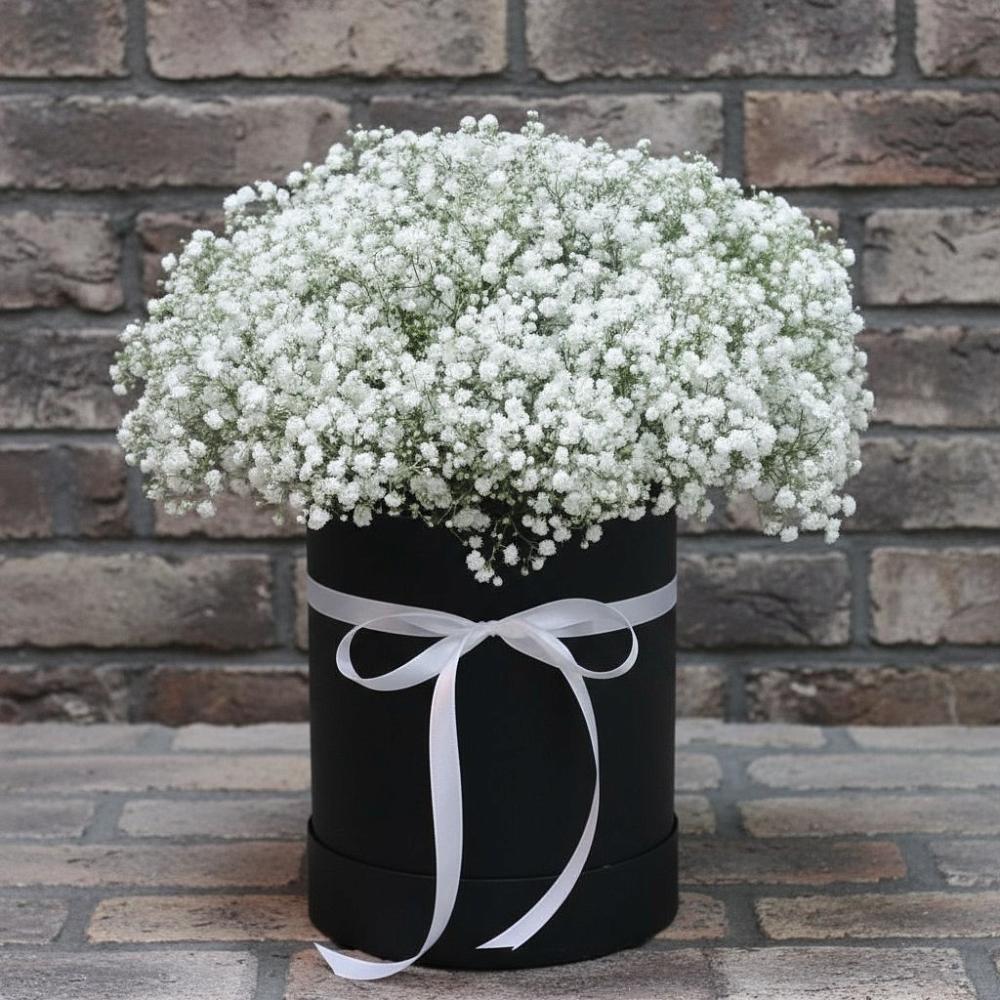 Цветочная композиция из Гипсофила в шляпной коробке в Долаково