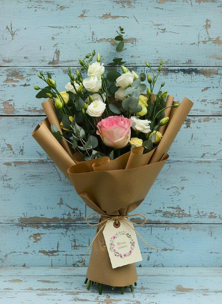 Букет цветов из: Розы и Лизиантусы в Долаково