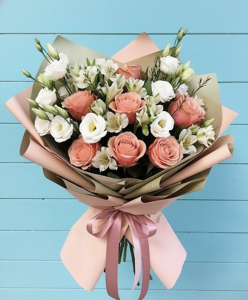 Букет цветов из: Розы, Альстромерии и Лизиантусы в Долаково