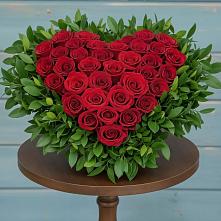 Цветочная композиция из Розы в виде сердца в Долаково