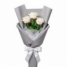 Букет 3 белые розы в Долаково