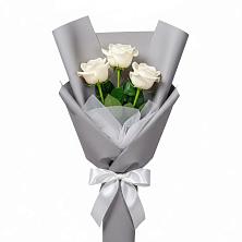 Букет 3 белые розы в Долаково