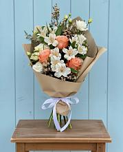 Букет цветов из:  Альстромерии, Лизиантусы, Розы и Хризантемы в Долаково