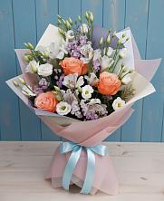 Букет цветов из:  Лизиантусы, Розы, Альстромерии и Гипсофила в Долаково