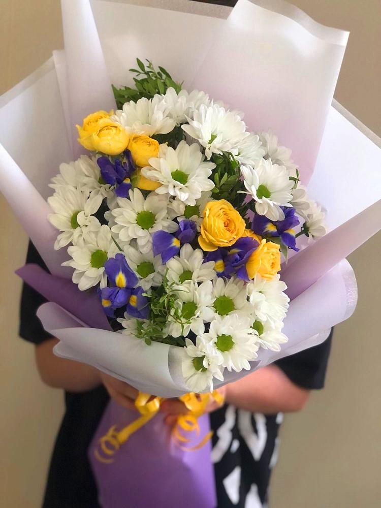 Букет цветов из: Ирисы, Хризантемы и Розы в Долаково