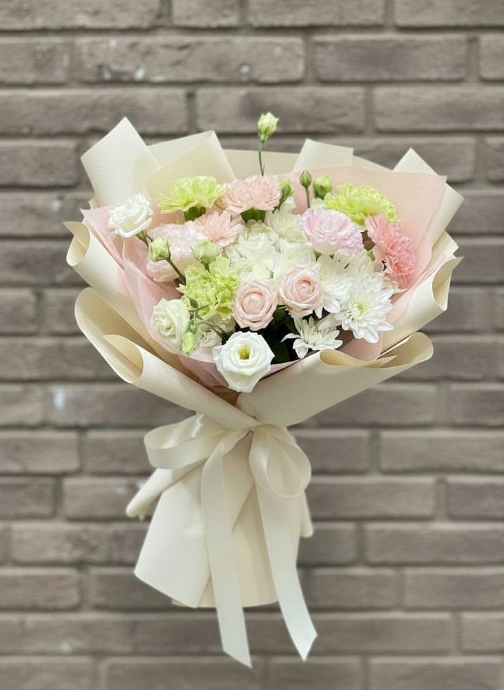 Букет цветов из: Гвоздики, Розы, Лизиантусы и Хризантемы в Долаково