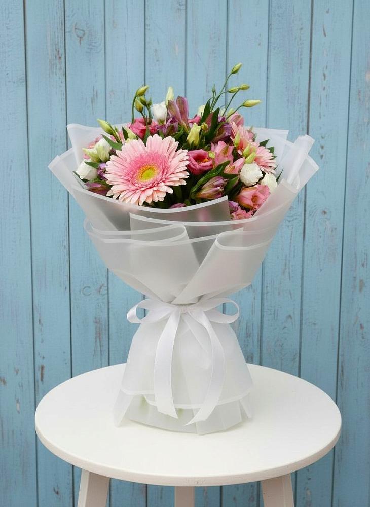 Букет цветов из: Герберы, Альстромерии и Лизиантусы в Долаково