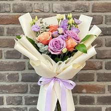 Букет цветов из:  Лизиантусы и Розы в Долаково