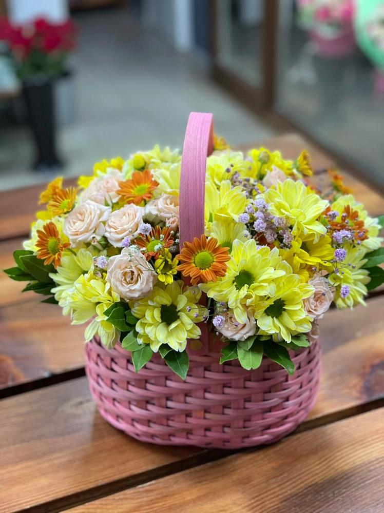 Цветочная композиция из Хризантемы и Розы в корзине в Долаково
