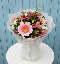 Букет цветов из:  Герберы, Альстромерии и Лизиантусы в Долаково