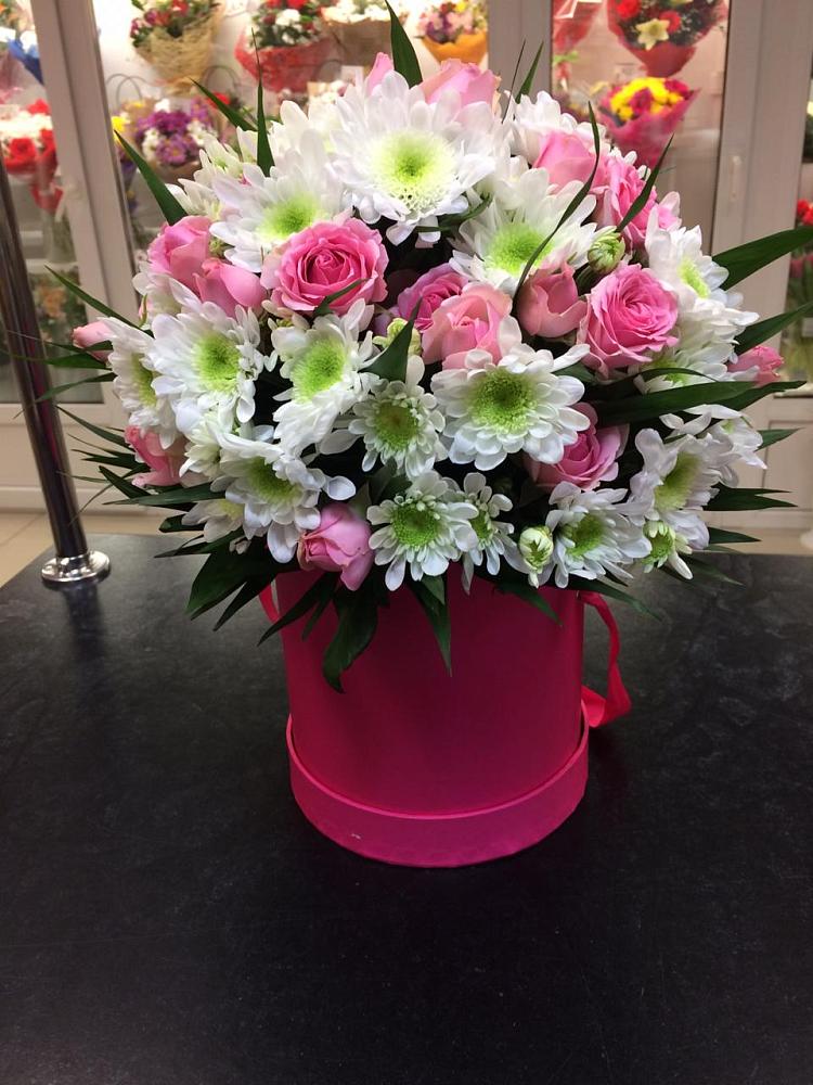 Цветочная композиция из Розы и Хризантемы в шляпной коробке в Долаково