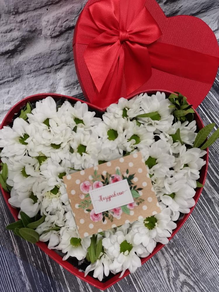 Цветочная композиция из Хризантемы в виде сердца в Долаково
