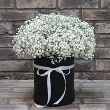 Цветочная композиция из Гипсофила в шляпной коробке в Долаково