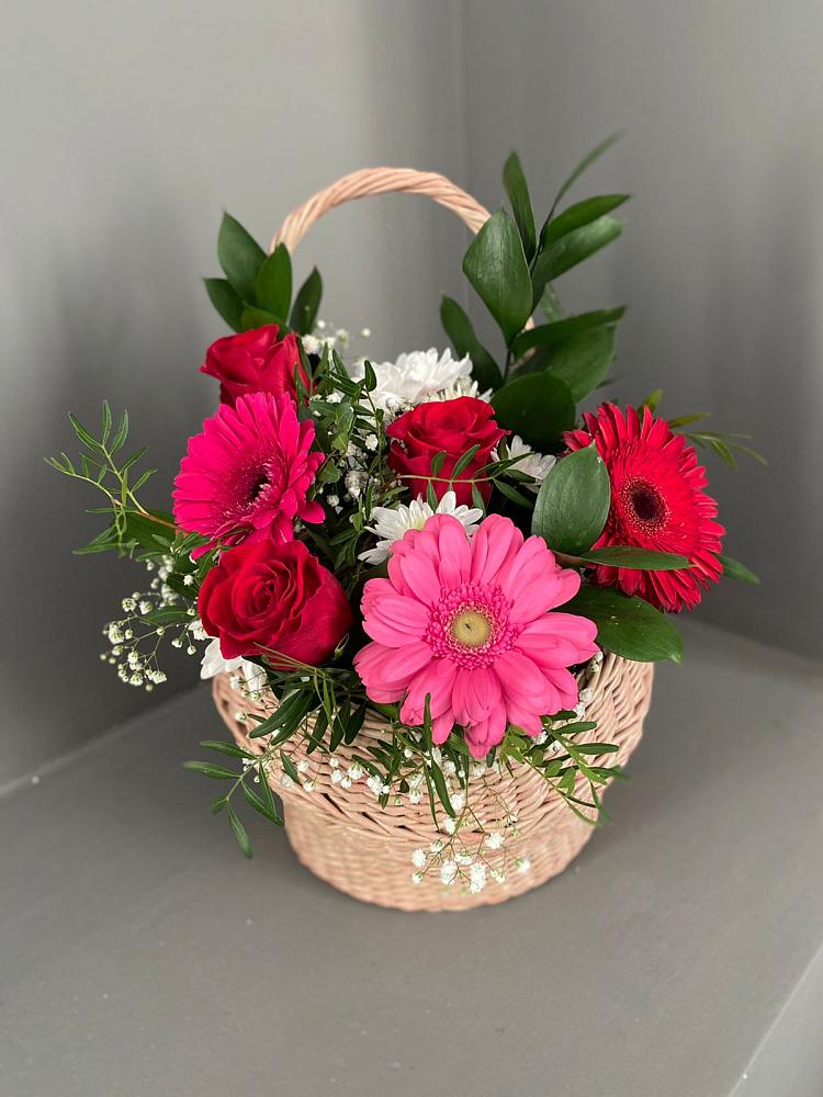 Цветочная композиция из Розы, Хризантемы и Герберы в корзине в Долаково