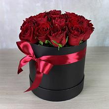 Цветочная композиция из Розы в шляпной коробке в Долаково