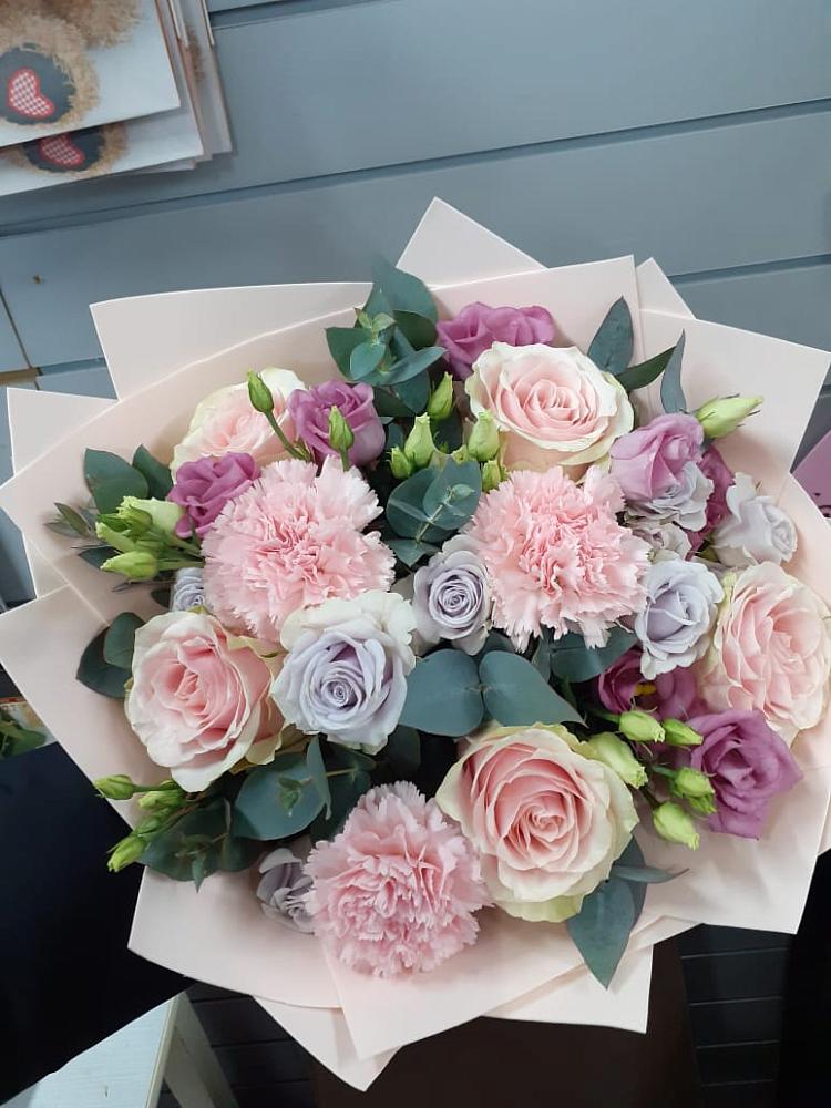 Букет цветов из: Розы, Гвоздики и Лизиантусы в Долаково