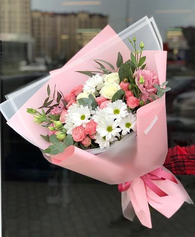 Букет цветов из: Розы, Лизиантусы и Хризантемы в Долаково