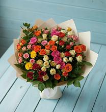 Букет Микс из разноцветных кустовых роз в Долаково