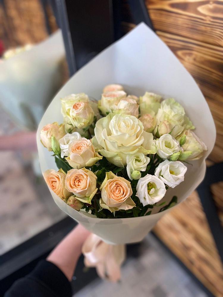 Букет цветов из: Розы и Лизиантусы в Долаково