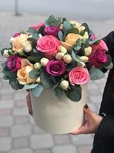 Цветочная композиция из Розы в шляпной коробке в Долаково
